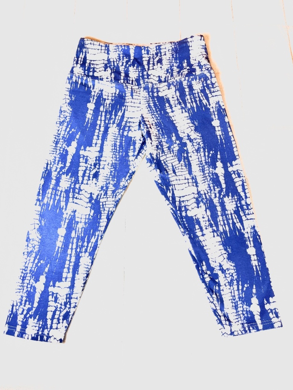 Suavé Capris Small Blue White Abstract Print